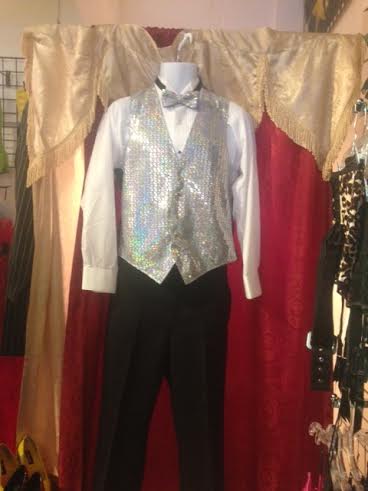 Dress for the #DiamondsInTheSky Theme at the Squaw Valley Prom (Photo: Dress the Party)